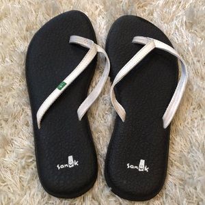 Women’s white Sanuk yoga mat flip flops